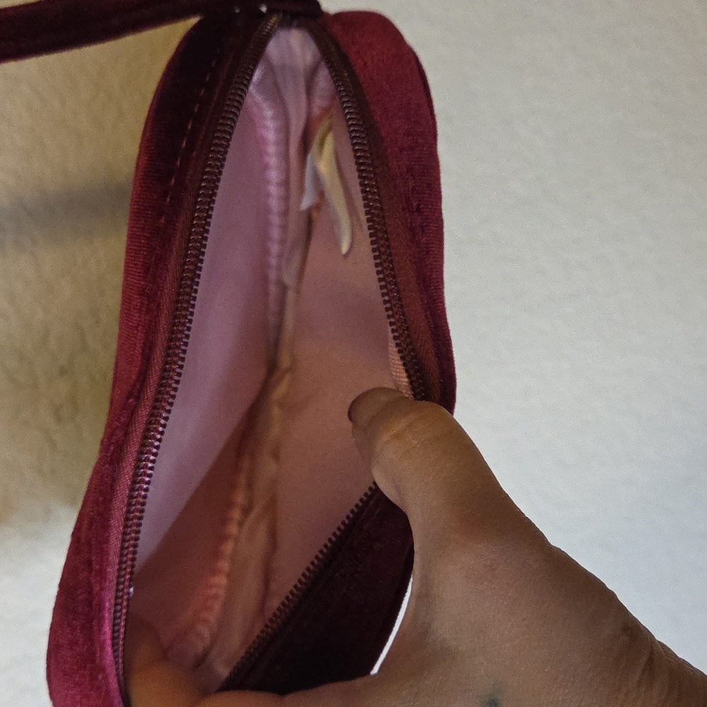 Chic Heart-Shaped Mini Bag in Burgandy Velvet - Picture 4 of 4